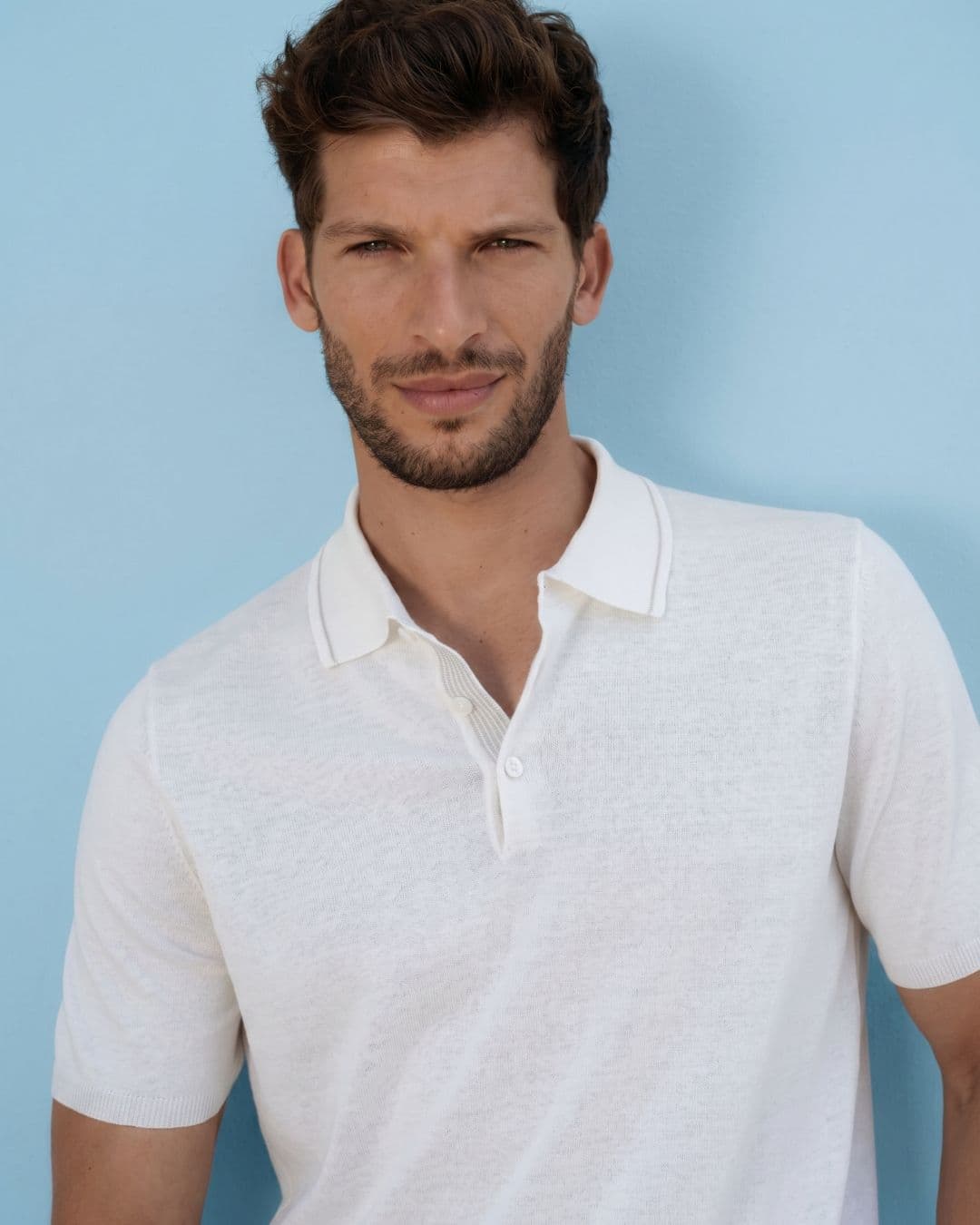 Man wearing the Polo Fond, by Fioroni.